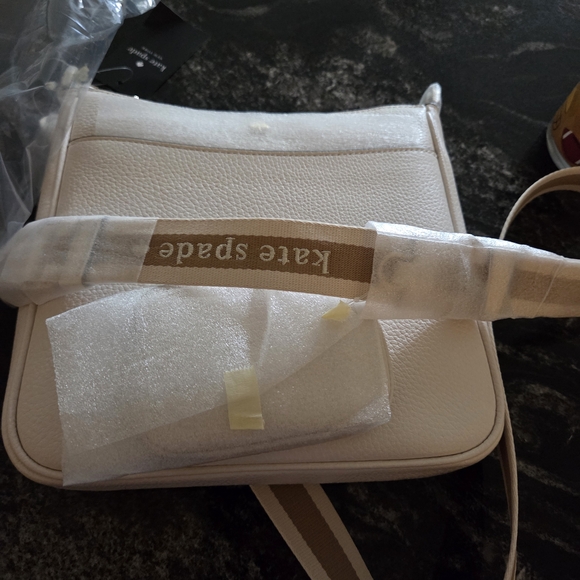 kate spade Handbags - Kate Spade Cream Crossbody Bag